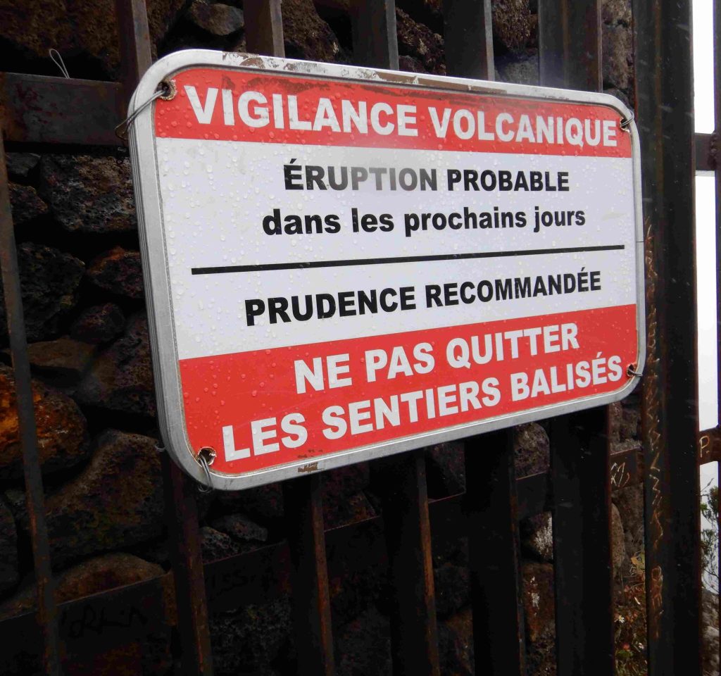 Volcan panneau éruption